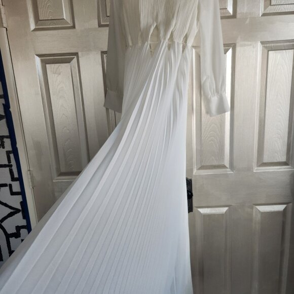 NEW White floor length pleated long sleeve cutout gown Size 8 - Picture 15 of 16